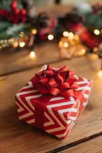 GenZ / Cadourile în era social media - răsfăț de sărbători sau dependență consumeristă?