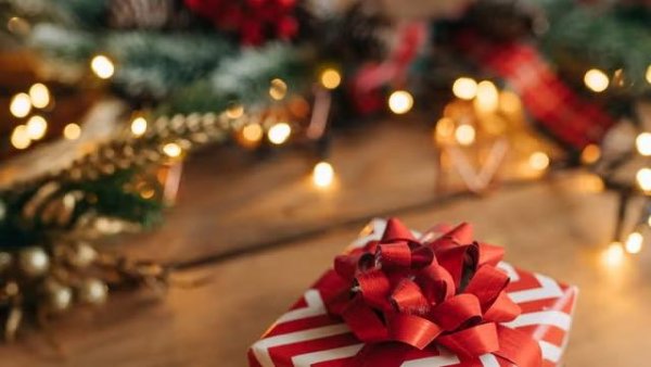 GenZ / Cadourile în era social media - răsfăț de sărbători sau dependență consumeristă?