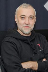 Orașul care m-a făcut. Iulian Tănase despre Bacău: „Poate că, într-un fel, am asociat orașul Bacău cu o sursă de durere, dar m-am împrietenit până la urmă cu el”