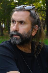 Orașul care m-a făcut. Regizorul Claudiu Mitcu despre Caracal: „Este un oraș foarte cinematografic și sunt foarte atașat de el. Are foarte multe case vechi, conace boierești și un teatru superb”