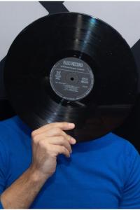 Orașul care m-a făcut. Iv cel Naiv despre Focșani: „Nefiind spectaculos, orașul m-a ajutat poate să mă uit mai cu atenție la detalii, la oameni, am avut timp să mă uit foarte mult în jurul meu și să-mi creez un fel diferit al meu de a privi lumea”