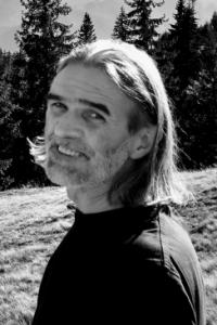 Orașul care m-a făcut. Marin Mălaicu-Hondrari despre Sângeorz-Băi: „Este un loc mitic pentru mine, acolo am trăit perioada romantică a mea cu literatura: când prietenii mei scoteau din buzunare bani, eu scoteam câte un poem”