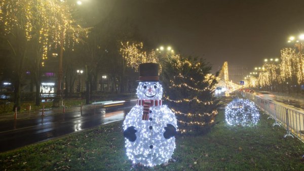 Astăzi se aprind luminițele de sărbători în București