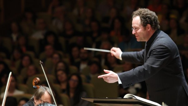 John Axelrod dirijează Simfonia a 9-a de Mahler, cu bagheta primită de la Leonard Bernstein