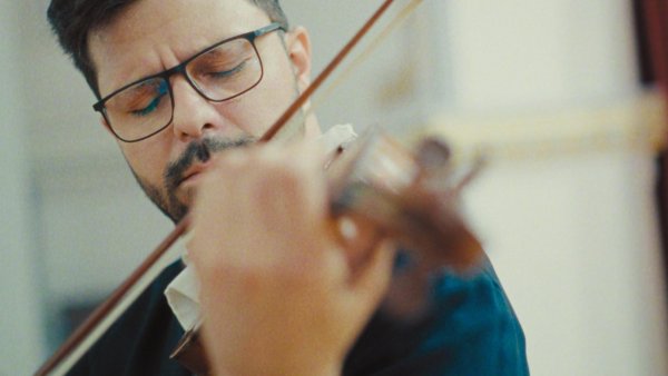 Renumitul violonist român Răzvan Stoica va cânta încă 25 de ani pe vioara Stradivarius 1729 „Ex Ernst”, un instrument de patrimoniu universal, estimat la aproximativ 10 milioane de euro