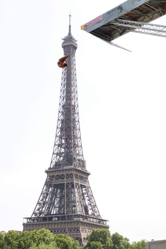 Un zbor cât Tour Eiffel