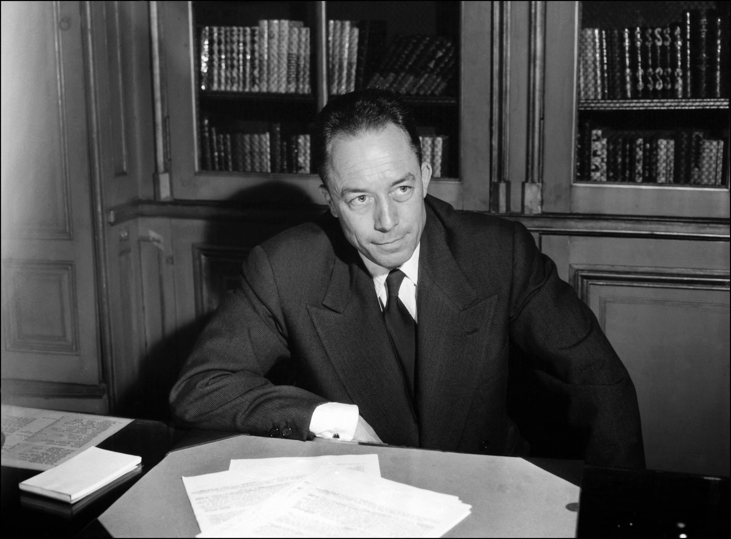 Portret din 17 octombrie 1957 al scriitorului francez Albert Camus căruia Academia Suedeză tocmai îi acordase Premiul Nobel pentru Literatură. Photo by AFP