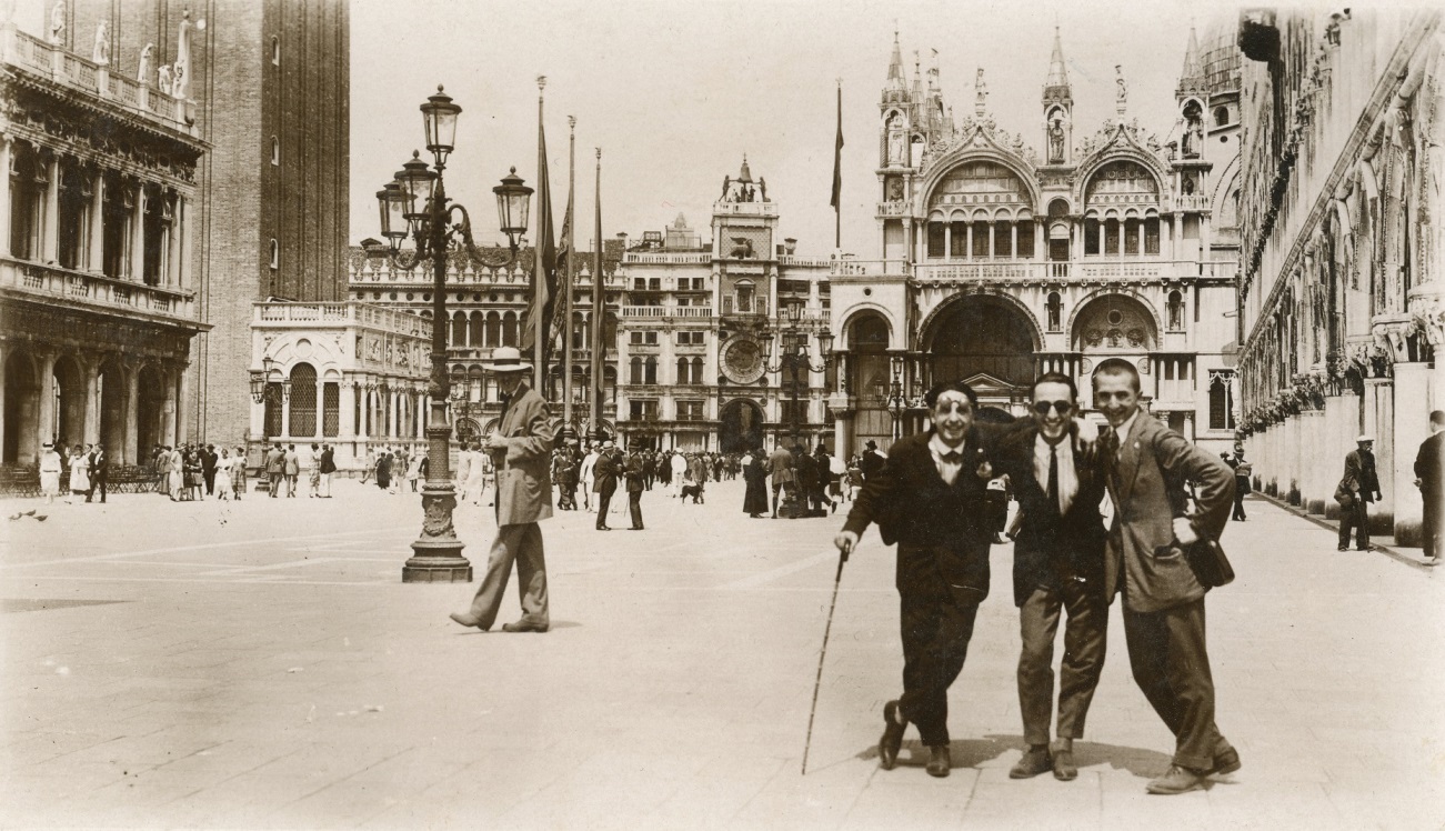 Trei studenți în Piața San Marco din Veneția (Italia), cca. 1925