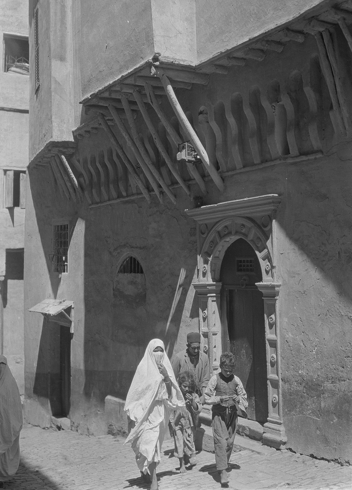 Familie pe o stradă a Kasbah din Alger, sfârșitul anilor 1920