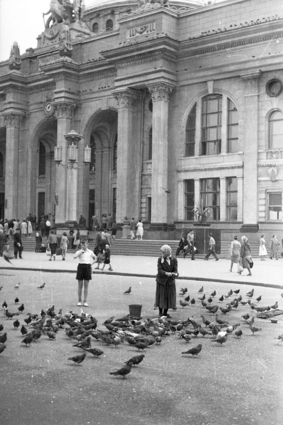 În fața gării din Odessa, începutul anilor 1960