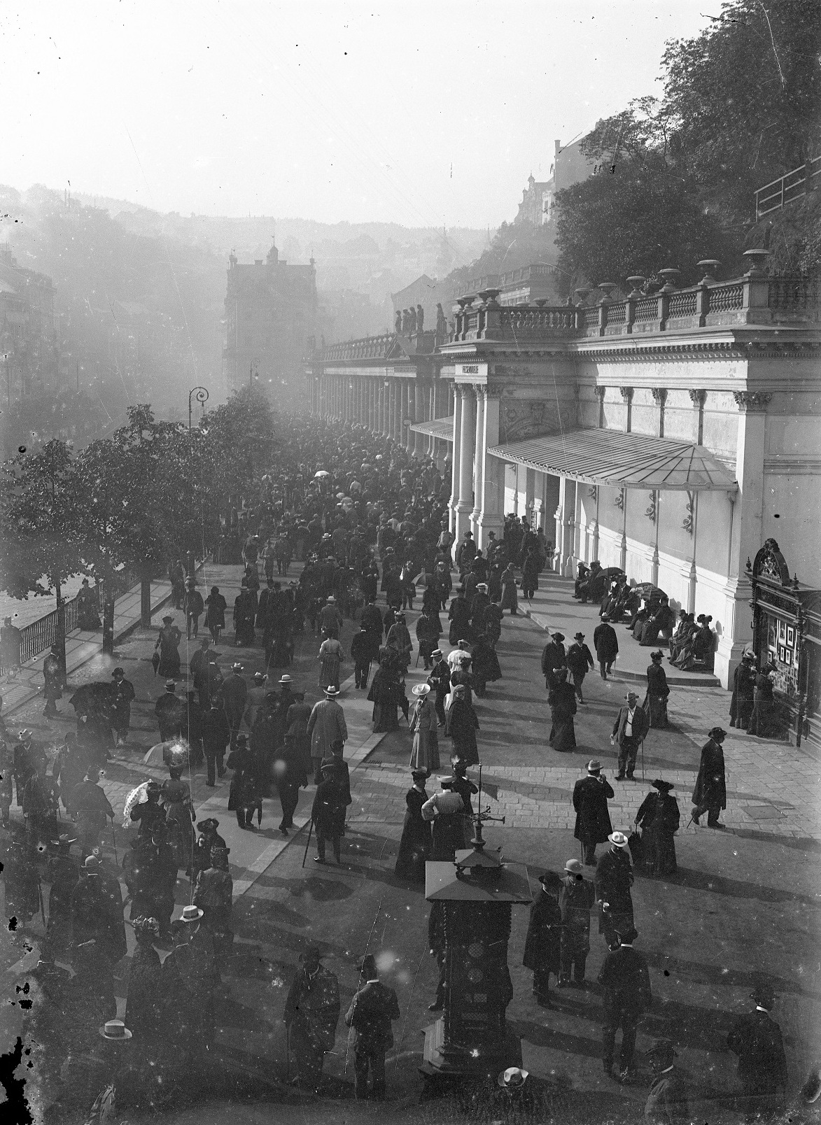 Promenada din fața Colonadei Morii la Karlsbad (Karlovy Vary), fotograf bucureștean neidentificat, cca. 1905