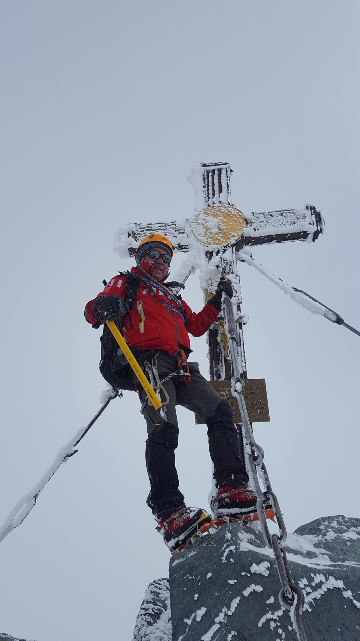 Cățărat pe o cruce alpină