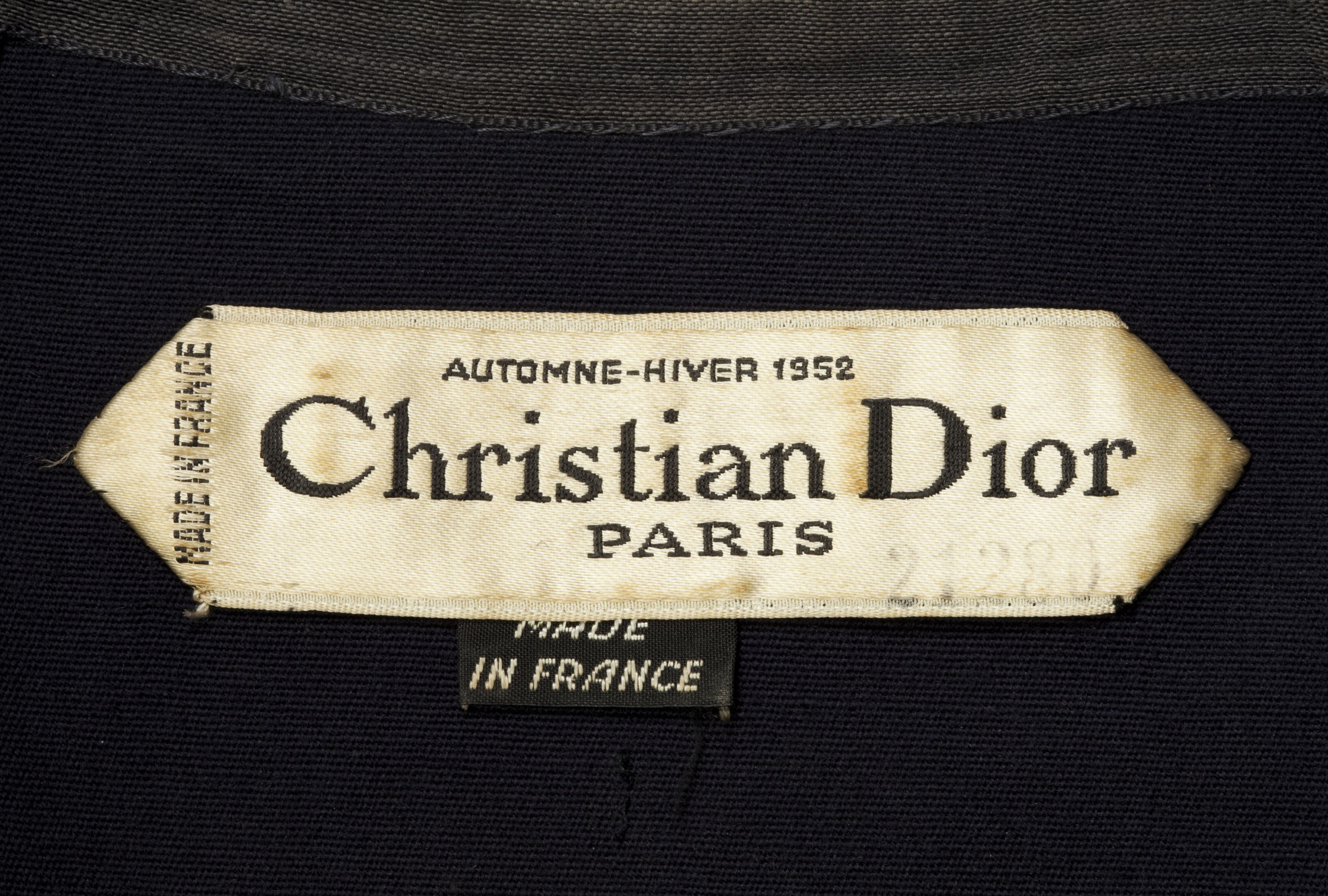 Etichetă Christian Dior, haute couture colecția toamnă-iarnă 1952, colecția Kunstmuseum Den Haag