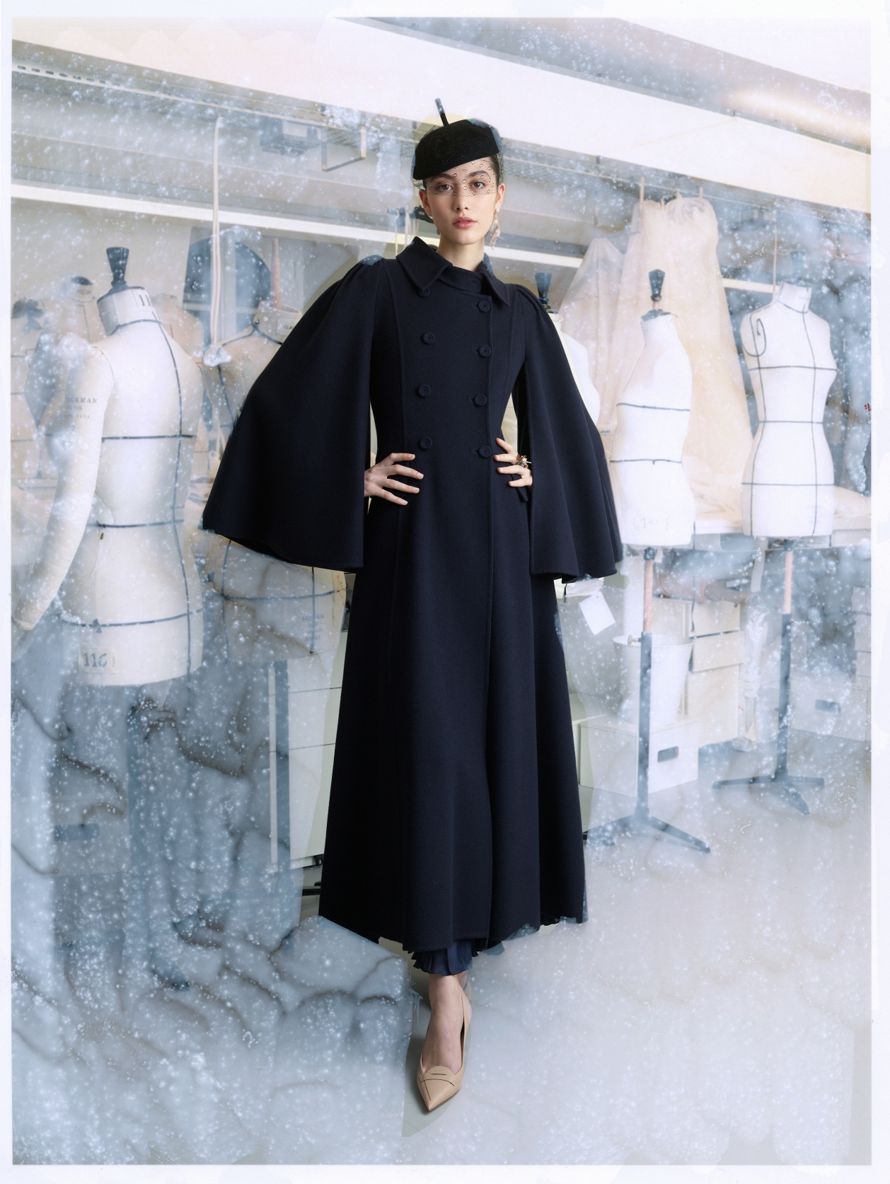 Design Maria Grazia Chiuri pentru Dior. Mantou, haute couture, colecția toamnă-iarnă 2018, colecția Dior Héritage. Credit foto: Viviane Sassen pentru Kunstmuseum Den Haag. Art Direction: Maarten Spruyt/ Asistență tehnica: Matthew Miziolek/ Haar & Make-up: Irena Ruben @ House of Orange/ Asistentă: Luliia Parovincha/ Model: Vanessa Pompucci @ Women 360 Paris/ Locație: Christian Dior Couture, Paris/ Prin amabilitatea Christian Dior, Paris.