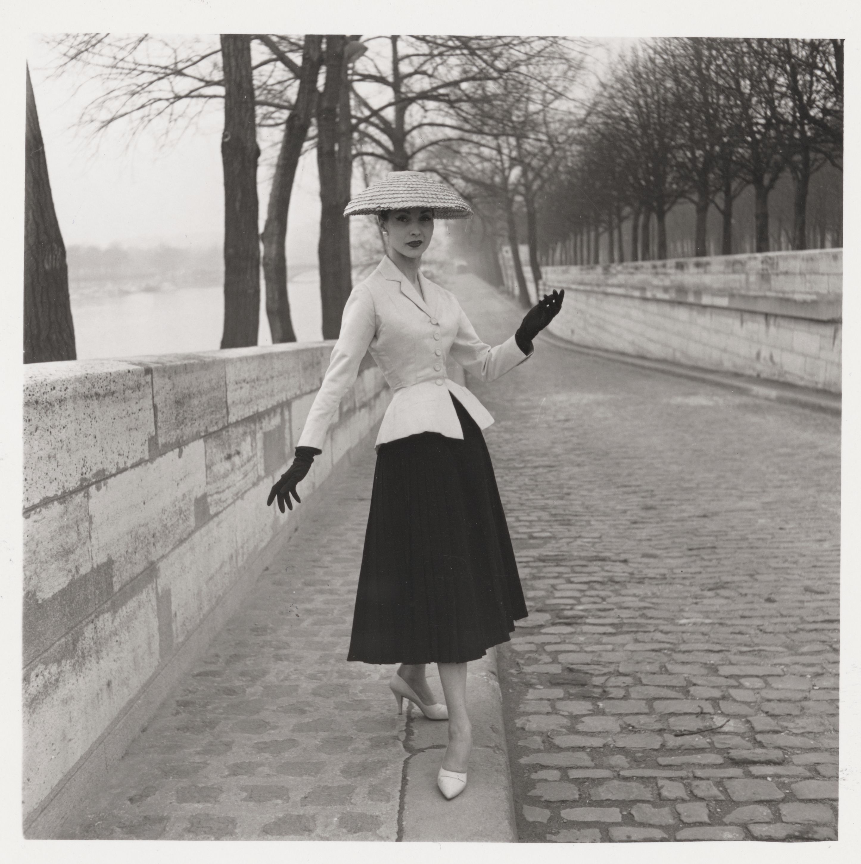 The New Look, Christian Dior, 1947. © Association Willy Maywald/ADAGP, Paris, 2024