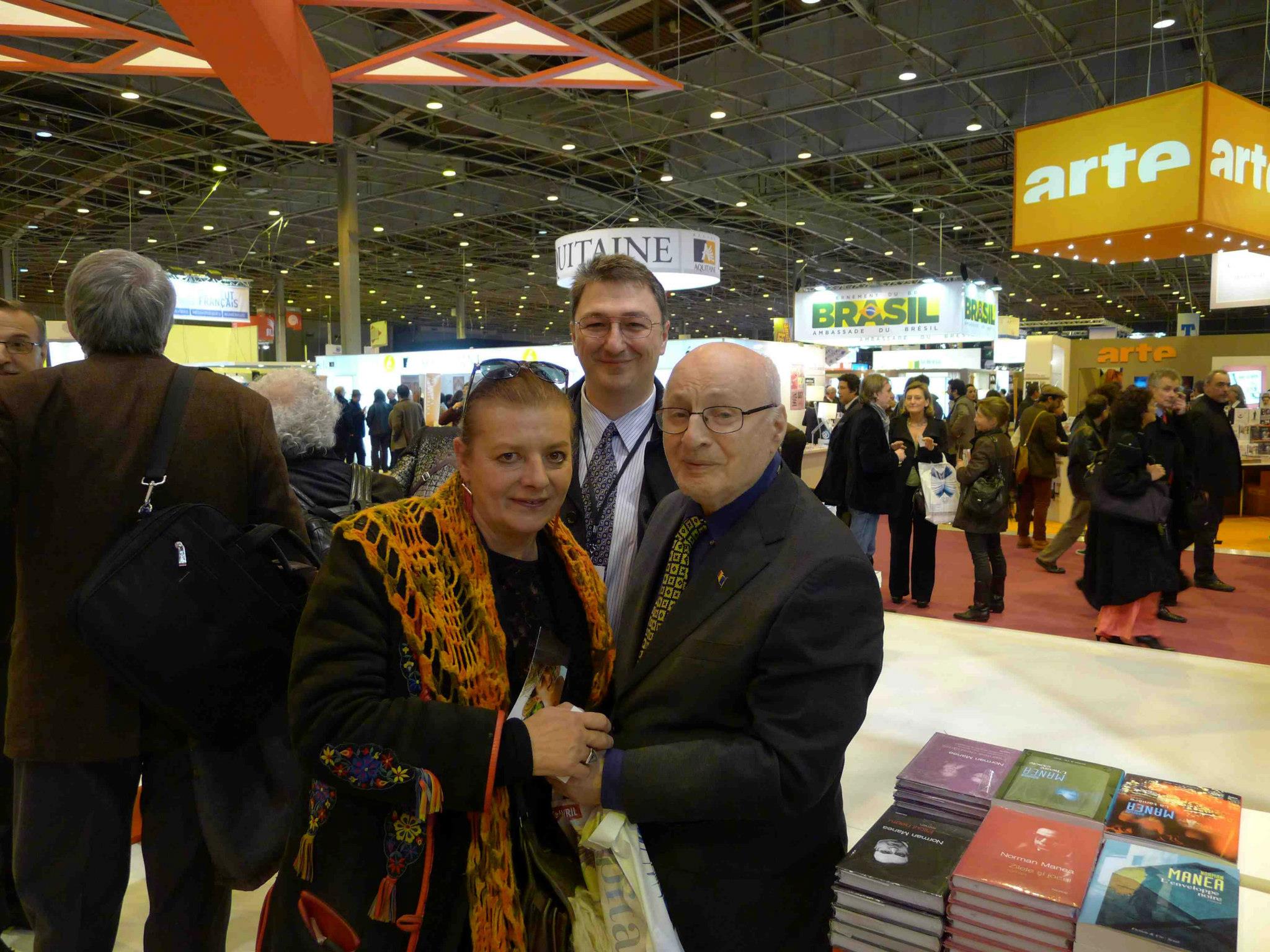 Arhiva Bogdan Suceavă - Salonul Cărții, martie 2013, Paris - Ioana Crăciunescu, Bogdan Suceavă, Solomon Marcus. La standul României