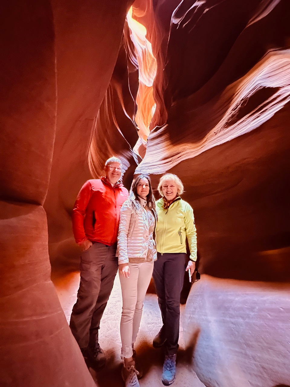 Lidia Bradley cu sotul și fiica in Parcul National Antelope Canyon, Arizona, SUA