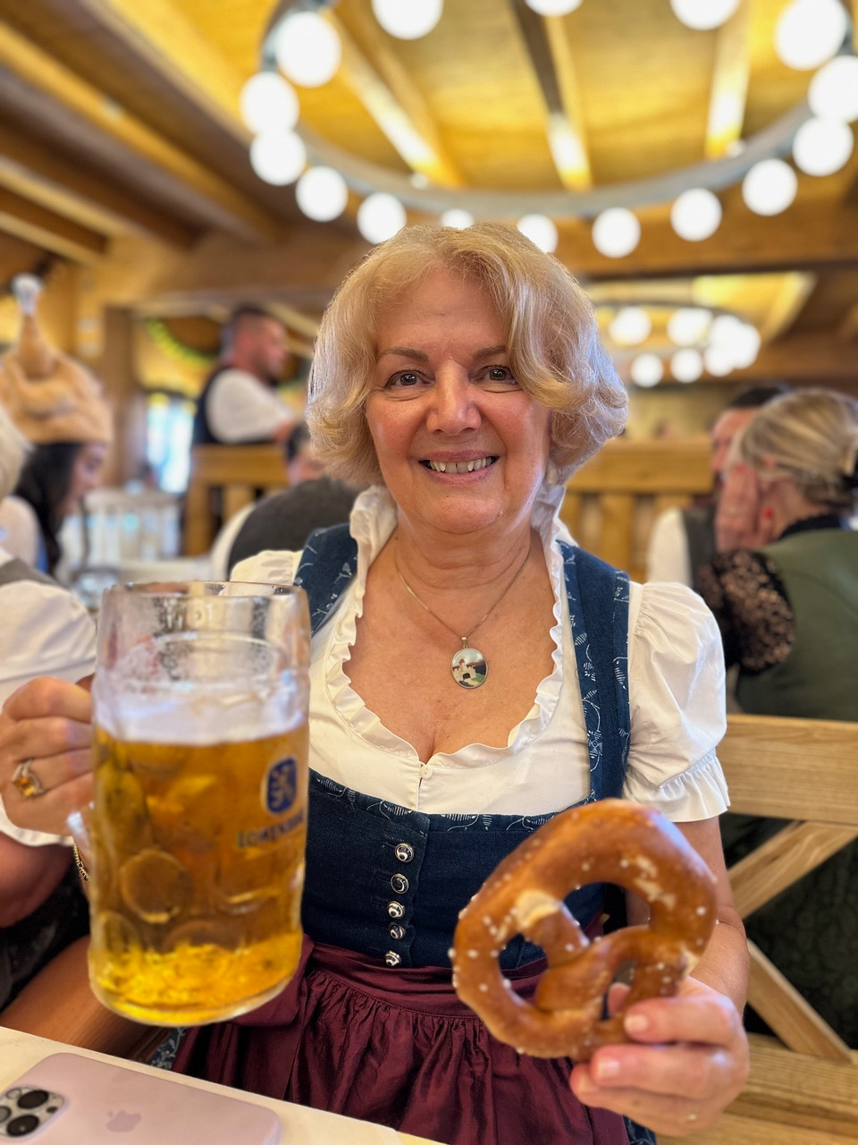 Pot fi si bavareză, nu numai romancă - Oktoberfest Munchen, 2023