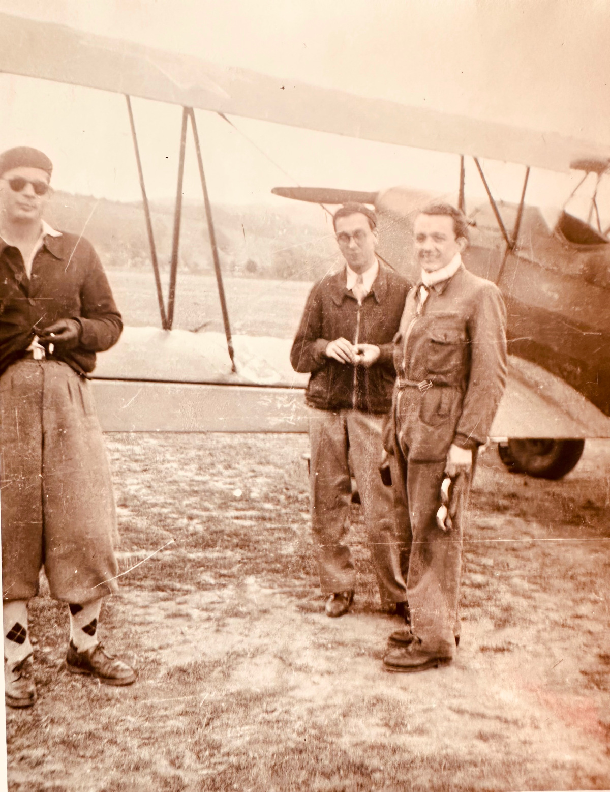 Regele Mihai, secretarul Ioanitiu si Constantin C. Gheorghiu pe aerodrom