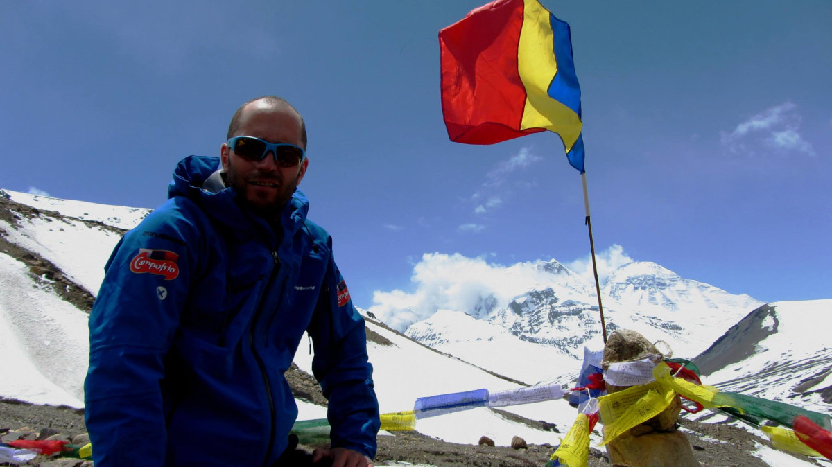 Viorel Amzaroiu și tricolorul pe vîrf